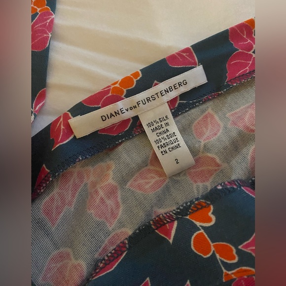 DVF Viscose Floral Wrap Dress size 2 - Picture 2 of 4